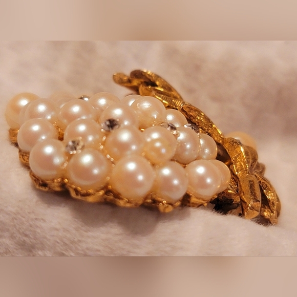 VINTAGE UNSIGNED FAUX PEARL GRAPE CLUSTER GOLD JEWELRY PIN/BROOCH - Picture 7 of 10